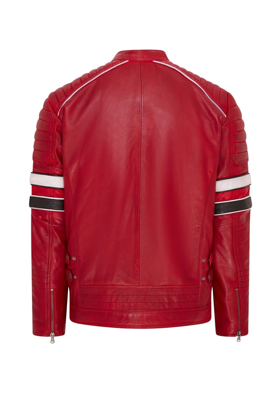 Esta chaqueta, que rinde homenaje a las leyendas de las carreras de la era de Le Mans de los años 50, presenta dos bandas de carreras en cada una de las mangas que son la característica definitoria de esta prenda. La chaqueta está confeccionada con piel de napa premium ultra suave con acolchado alrededor de los hombros que está separado de la parte superior del pecho por un borde ribeteado en blanco, lo que le da a esta pieza una estética claramente deportiva. El interior de la chaqueta está forrado con una tela de popelina a juego con compartimentos integrados para ayudar a los cuatro bolsillos delanteros con cremallera a proporcionar un almacenamiento seguro. Esta chaqueta aparece en una combinación de colores clásica en negro y un rojo intenso, que es una gran opción para un estilo más llamativo. • Piel de napa ultra suave 100 % premium. • Dos bolsillos en ángulo en la cintura y dos bolsillos en el pecho con cremallera • Bandas de carreras en cada manga • Acolchado en los hombros y en los puños • Cierre con cremallera YKK • Cuello alto corto