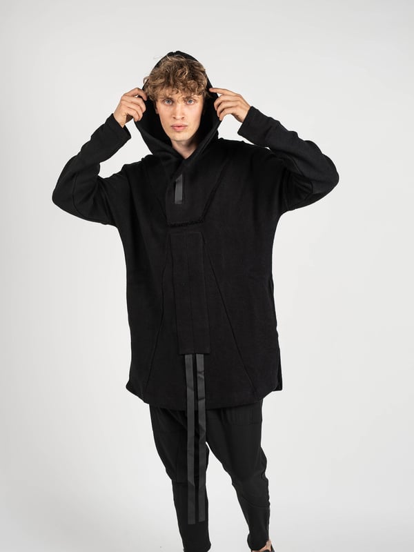 Unisex
Estilo holgado y más largo (Oversize)
Con capucha
Capucha decorada con cremallera
Cierre de velcro en el cuello
Dos bolsillos en la parte delantera
Decorado con cintas con logotipos
Aberturas laterales
Decorado con costuras exteriores
Fabricado con tela de alta calidad
Fabricado en Italia