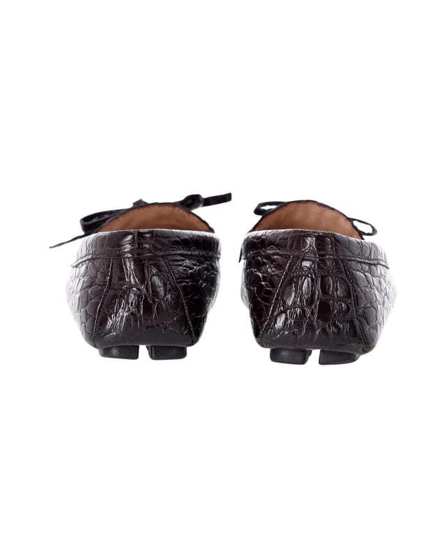 VINTAGE, RRP WIE NEU  
Tauchen Sie ein in die Eleganz mit den Prada Bow Loafers aus braunem, krokodilgeprägtem Leder. Diese Slipper sind eine raffinierte und zeitlose Wahl, die mit einer luxuriösen, krokodilgeprägten Textur und einem femininem Schleifchen-Detail versehen sind. Der reiche Braunton verleiht Wärme und Vielseitigkeit, perfekt um vom Tag in die Nacht zu wechseln.  
*mit Box  

Prada Bow Loafers aus braunem krokodilgeprägtem Leder  
Material: Leder  
Farbe: Braun  
Größe: EU37.5  
Zustand: Sehr gut  
Abnutzungserscheinungen: Mäßiger Gebrauch überall  
SKU: 365502