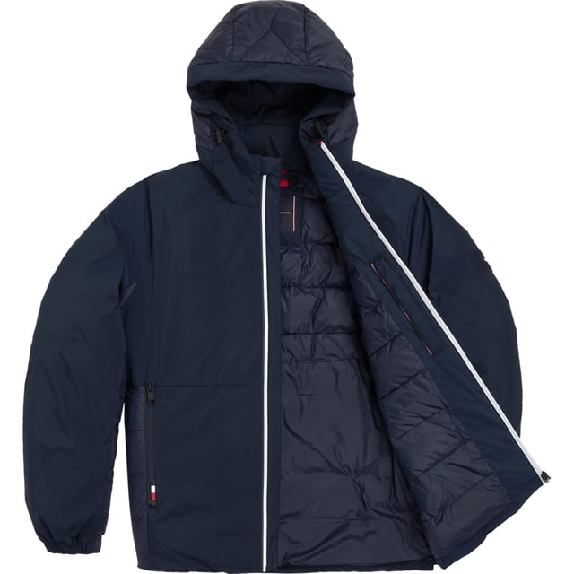 Chaqueta para hombre de la marca Tommy Hilfiger en color azul. La chaqueta está hecha de poliéster reciclado y tiene un corte regular. En el pecho lleva el icónico logo de Tommy.  Marca: Tommy HilfigerNombre del modelo: Mix Media Hooded JacketCategoría: chaqueta de hombreMateriales: poliéster recicladoColor: azul