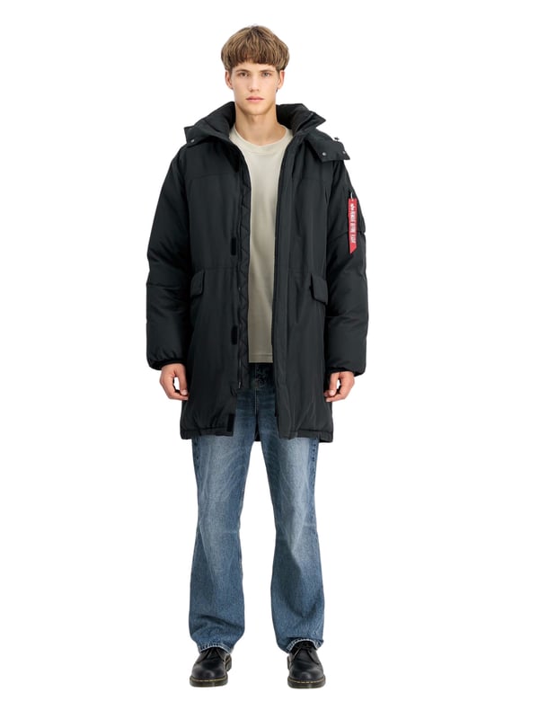 Dieser gefütterte Parka vereint Funktionalität und Stil in einem robusten Design. Die hochschließende Kapuze mit Tunnelzug bietet optimalen Schutz vor Wind und Wetter und lässt sich bei Bedarf abnehmen. Der durchgehende Reißverschluss wird von einer Sturmblende mit Klettverschluss geschützt, um Kälte zuverlässig fernzuhalten. Vier geräumige Außentaschen mit Klettverschluss und eine praktische Ärmeltasche mit Reißverschluss bieten ausreichend Stauraum für deine Essentials. Dezente Label-Prints, Stickereien und ein Flag-Tag am Ärmel verleihen dem Parka einen modernen Look. Perfekt für kühle Tage, wenn du draußen unterwegs bist und gleichzeitig gut aussehen willst.