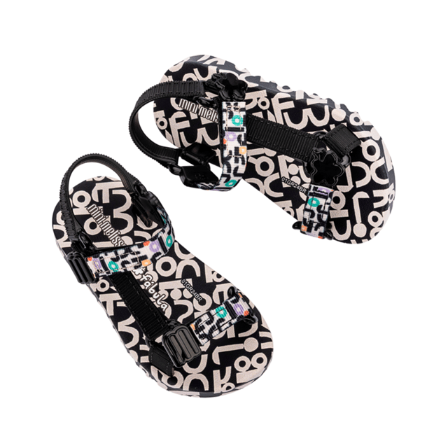 Experience unmatched fun and fashion with the Mini Melissa Playtime + Fabula - the sport sandal (papete) you never knew your mini desperately needed! The silhouette and has treaded soles and velcro straps with M logos. The insoles feature a unique, colorful print that is the perfect extra detail for a sunny day.