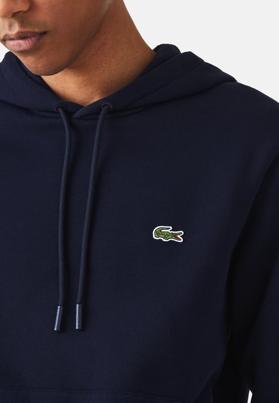 Trendy, warm, lightweight: a must-have for the crocodile wardrobe. Plain-coloured hooded sweatshirt with a kangaroo pocket and logo patch in a modern silhouette.