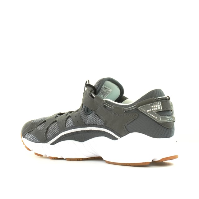 El ASICS Gel-Mai es uno de estos clásicos de los años 90 que te atrapan de inmediato. En primer lugar, es el sistema de cordones asimétrico y la estadía en el ojal que atrae la atención, pero no es solo que, es el diseño progresivo con la parte superior de la malla gris y blanca, las superposiciones de gamuza y la funda media de fuzgel de borde de corte lo que le da a los ASICS de ASICS. zapatillas de deporte un look informal.
