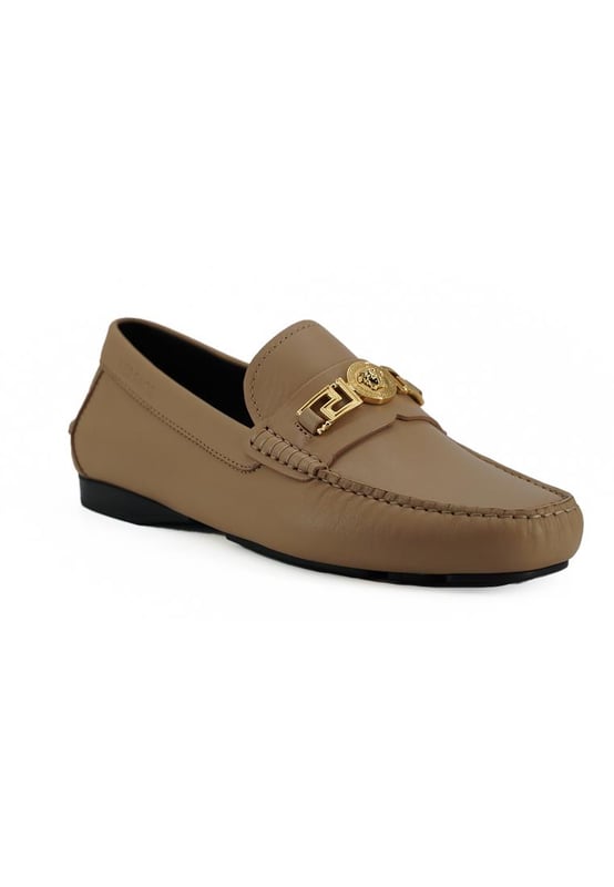 Mocasines De Piel De Becerro Autenticos A estrenar con caja etiquetas y bolsa para el polvo.
Mocasines para hombre 100% autenticos de Versace.
Confeccionado en piel de becerro beige.
Herrajes metalicos dorados con detalles de Medusa y logotipo.
Modelo: Driver 1009707.
Color: Beige.
Mat.