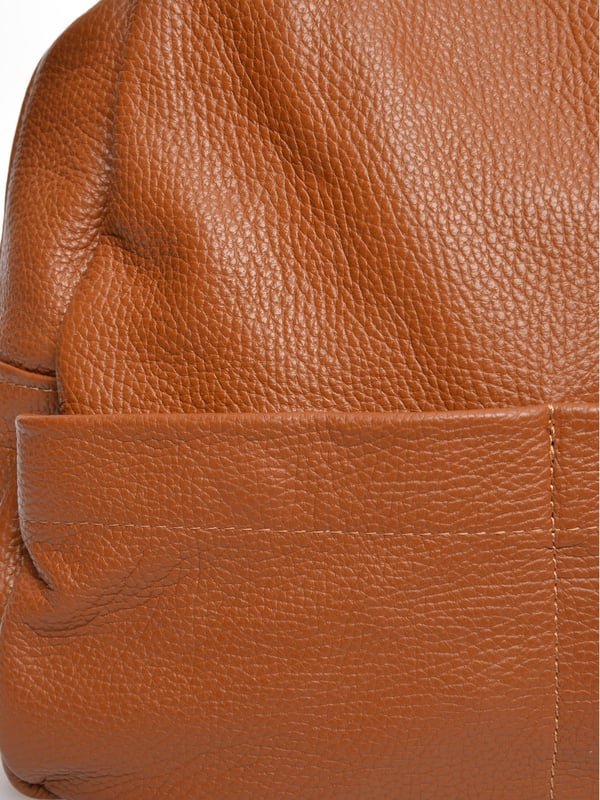 Ryggsäck
100% nötkött läder
Dragkedja upptill med magnetisk flip
Bakficka med dragkedja
Mått : 32x38x14 cm
Handtag: 2x30 cm
Axelrem: 2x102 cm