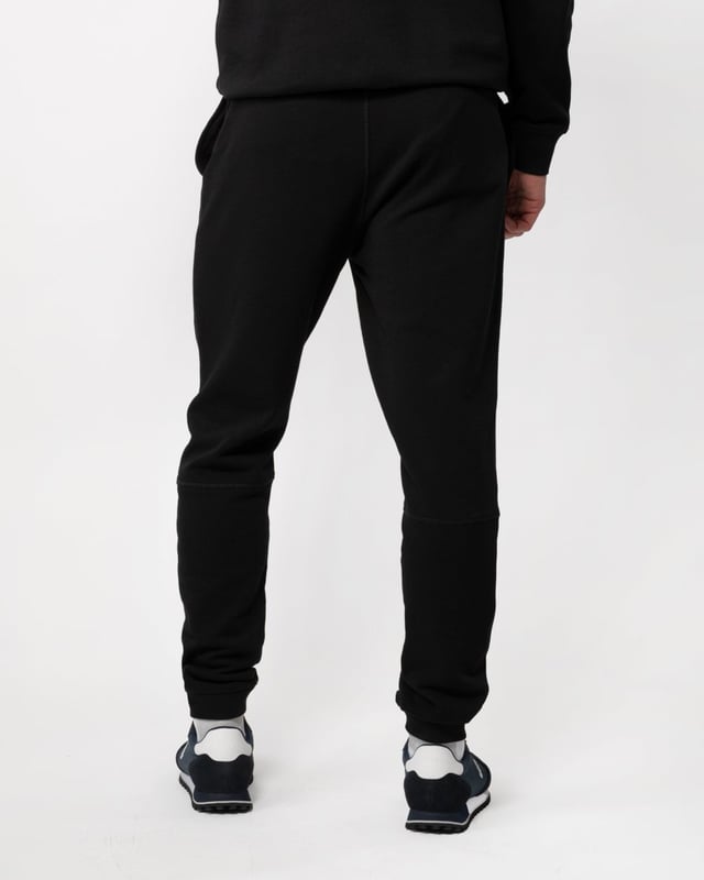 Cuffed tracksuit bottoms crafted in soft terry with a tonal logo patch at the left leg by BOSS Menswear.
Cuffed leg
100% Cotton
50509303