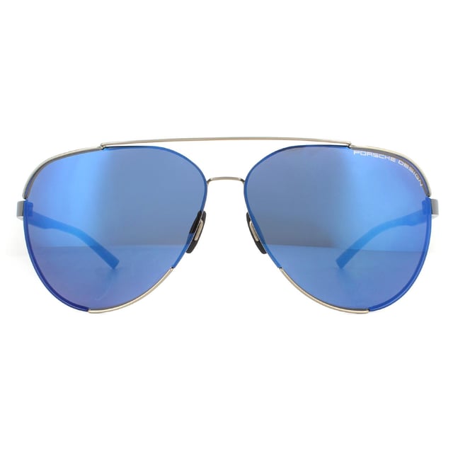 Las gafas de sol Porsche Design P8682 D Gold Blue Silver Mirror tienen forma de aviador clásico y están fabricadas con una fina montura metálica que alterna la parte delantera y trasera de la montura, creando un efecto casi flotante. Las plaquetas nasales totalmente ajustables garantizan un ajuste cómodo y personalizado, mientras que la marca Porsche Design adorna una esquina de la lente y las patillas de plástico están grabadas para facilitar su reconocimiento.