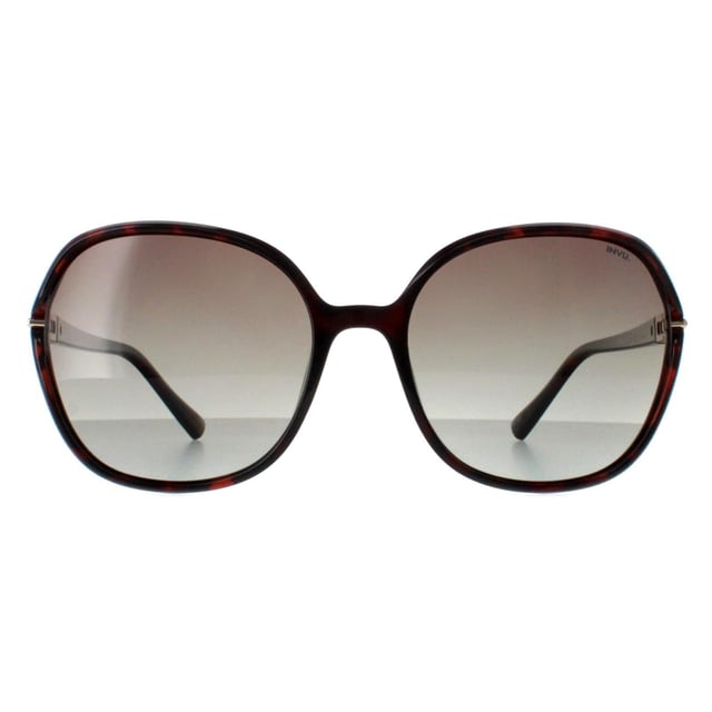 INVU Square Womens Warm Demi Brown Tortoise Brown Polarized B2114 Zonnebril Ontdek tijdloze verfijning met de INVU Designer Zonnebril model B2114B, ontworpen voor vrouwen die graag opvallen. Deze stijlvolle zonnebril heeft een vierkant tortoise bruin kunststof montuur, prachtig gecombineerd met bruine gepolariseerde glazen. Het B2114B model biedt de perfecte mix van klassieke elegantie en moderne functionaliteit, met superieure UV-bescherming en de hele dag door comfort. Deze eersteklas zonnebril is verkrijgbaar tegen een opmerkelijke korting op de normale verkoopprijs en is een essentiële aanvulling op elke fashion-forward garderobe. Verhoog je look en geniet van een luxueuze stijl voor minder met INVU.