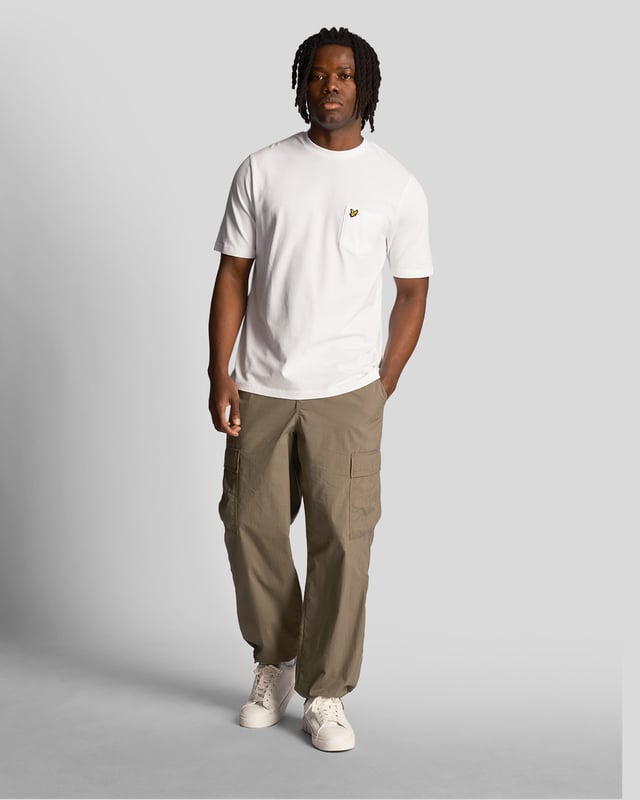 A relaxed fit block,the Lyle & Scott Plain Pique Pocket T-Shirt uses the same cotton fabric as our polo shirts for a smart, textured finish.- White- 97% cotton, 3% polyester- Ribbed collar- Relaxed cuffs and hem- Pointed chest pocket- In-set sleeves- 200gsm pique fabric