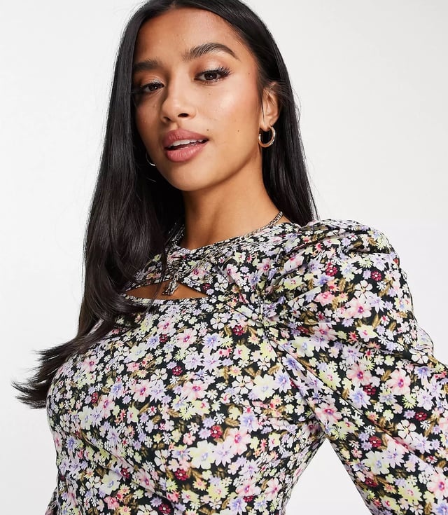 Floral print
Crew neck
Cut-out details
Puff sleeves
Regular fit