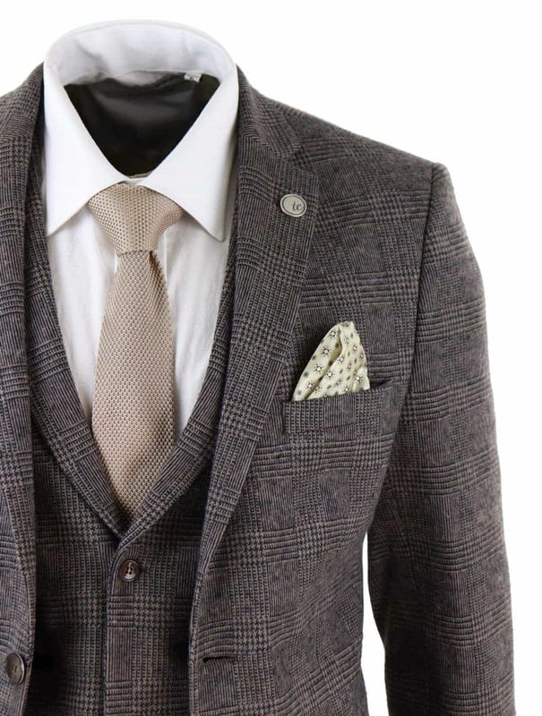 Strak, strak en verfijnd: zie er goed uit met dit premium driedelige pak van bruine tweed. Volg de trends van je Shelby-broer uit de Peaky Blinders-bende met dit retro tweed peaky blinders-pak, gemaakt van een luxe Italiaanse wolmix. Dit pak, compleet met blazer, gilet en broek, zorgt ervoor dat je er altijd verzorgd en verzorgd uitziet, waar je ook gaat, ongeacht de gelegenheid of het evenement. Dit vintage tweedpak, een al lang bestaand mode-icoon uit de 19e eeuw, is een perfecte aanvulling op de garderobe van elke man.
