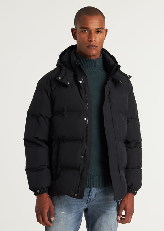 Materiaal & fit De Nebula is een kort model winterjas. Deze pufferjacket is volledig gemaakt van polyester wat hem erg licht maakt. Daarnaast is hij waterafstotend, winddicht en ademend.  details Deze pufferjas heeft een afneembare capuchon en een verstelbare mouwopening. In totaal heeft de Nebula 3 zakken, 2 onzichtbare steekzakken en een binnenzak, allemaal voorzien van ritssluiting. Verder is de winterjas voorzien van een kunststof rits en kenmerkende CHASIN’ details.  Performance features Breathable Keep warm Quick dry Water repellant Wind proof  Specs Afneembare capuchon 3 zakken Kunststof rits Licht materiaal CHASIN' details  Model draagt maat L en is 1.89 m. lang. Zijn tailleomvang meet 74 cm. en zijn borstomvang 90 cm.