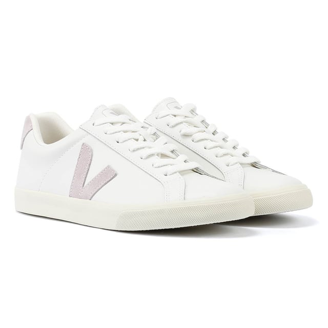Muestra tu lado deportivo con las Veja Esplar, unas zapatillas de deporte ecológicas y elegantes confeccionadas en piel blanca flexible con detalles en lila suave. Estas zapatillas combinan el estilo deportivo con la ética gracias a los materiales sostenibles y los detalles reciclados. Fabricadas en Brasil, las zapatillas Esplar presentan una silueta minimalista que tiene en mente la comodidad y la moda, realzadas por la marca grabada en la lengüeta y la famosa marca V en los laterales. Póntelas para paseos de bajo impacto. Dondequiera que vayas, su aspecto fresco y su perfil elegante llaman la atención.
