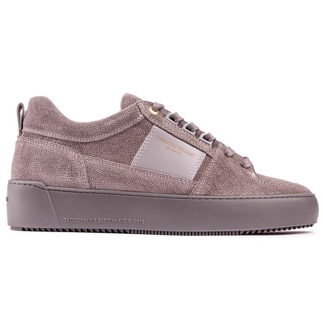 Una evolución de las famosas zapatillas Point Dume de Android Homme. reformateado en un estilo recientemente actualizado. Manteniéndose fiel a su forma original. elaborado a partir de la exclusiva suela. una llamativa parte superior de gamuza contigua con detalles de reptil. marca dorada y ojales con anilla en D. Con estos contemporáneos. zapatos de salón de lujo. Estarás listo para tus encuentros urbanos.