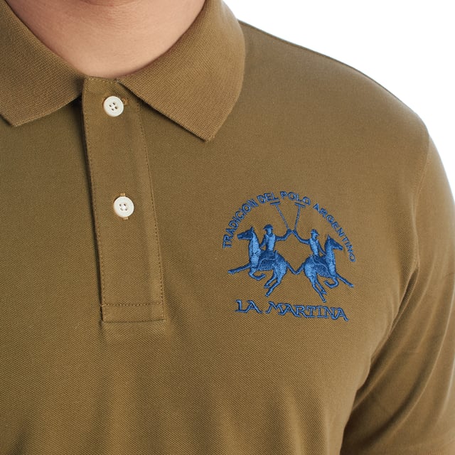 Polo de manga corta para hombre La Martina.

Una pieza clásica con un toque moderno, este polo de La Martina combina comodidad y detalles exclusivos. Diseñado para hombres que valoran la calidad y un estilo casual sofisticado.

Detalles:

- Elaborado en tejido de piqué elástico, que ofrece flexibilidad y transpirabilidad para mayor comodidad.
- Cuello de polo con cierre de dos botones.
- Bordado distintivo de La Martina en el pecho.
- Etiqueta decorativa en la parte posterior.
- Mangas cortas con ribete en contraste.
- Corte de ajuste regular que proporciona una silueta cómoda y favorecedora.

Este polo de La Martina es una pieza esencial para el guardarropa de cualquier hombre. Su diseño clásico, combinado con detalles modernos, lo convierte en una prenda versátil y cómoda, perfecta para destacar con estilo en el día a día.  
Composición: 95% algodón, 5% elastano.  
Cuidado:  
- Lavar a un máximo de 30°C en ciclo delicado.  
- No usar blanqueador ni productos para blanquear.  
- Planchar a baja temperatura, evitando el bordado para no dañarlo.  
- No usar secadora.