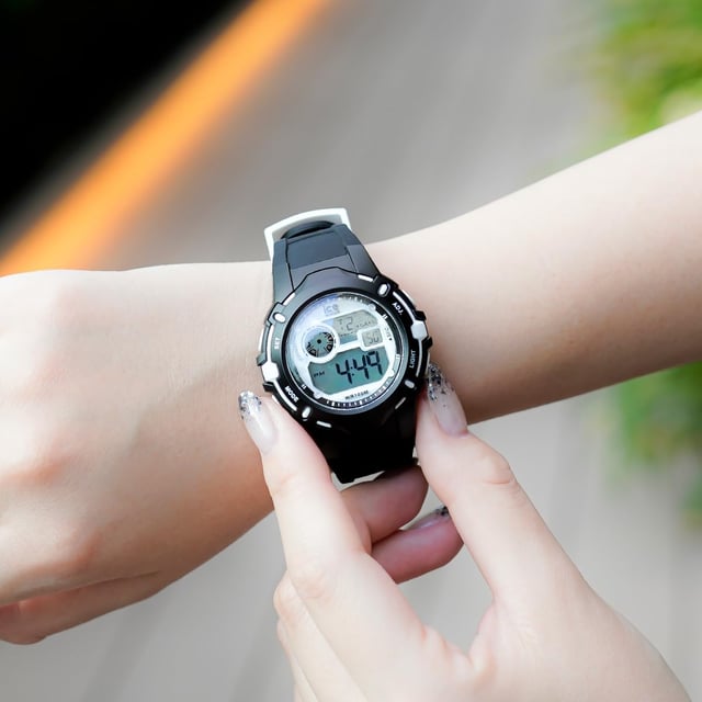 This Ice Watch Ice Digit Explorer - Black White Digital Watch for Child is the perfect timepiece to wear or to gift. It's Black 40 mm Round case combined with the comfortable Black Silicone watch band will ensure you enjoy this stunning timepiece without any compromise. Operated by a high quality Quartz movement and water resistant to 10 bars, your watch will keep ticking. Discover the ICE digit explorer Black white. This Digital watch has a Calendar function: Day-Date as well as Stop Watch , Countdown , Dual Time , Alarm and Light High quality 19 cm length and 19 mm width a Black Silicone strap with a Buckle Case diameter: 40 mm,case thickness: 16 mm, case colour: Black and dial colour: White