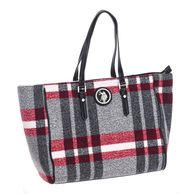 Bolso shopper U.S. POLO ASSN.
Sintético.
Cierre con cremallera.
Interior frontal: Dos bolsillos abiertos.
Interior trasero: Un bolsillo con cremallera.
Correa extraíble ajustable.
Forro interior con estampado de la marca.
Logo de la marca en el frontal.
Costuras vistas a tono.
 Medidas: 52x32x13cm
 Composición: 80% Poliéster, 20% Poliuretano
 Cuidados:
Limpiar con un paño húmedo.
