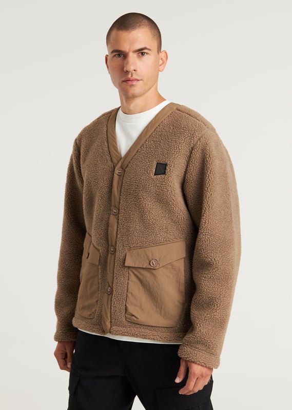 Fit & Material The Karo Fleece is a regular fit jacket, made from 100% polyester. The lining is composed of 100% polyamide, making it extra comfortable.  Details The Karo Fleece features an all-over knitted sherpa design. On the sides, you'll find 2 contrasting comma-shaped pockets with button closures. Additionally, this jacket includes Signature CHASIN' details and a button closure.  Specs  Regular fit Lined Knitted Sherpa Button closure 2-pocket CHASIN' details