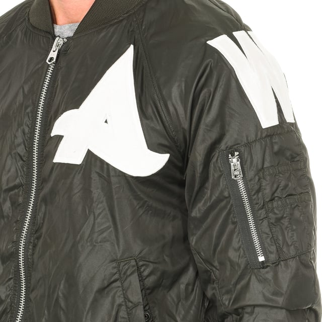 Bomberjacke.
 Grüne Farbe
 Elastischer Kragen.
 Lange Ärmel.
 Reißverschluss auf der Vorderseite.
 Zwei Fronttaschen mit Knopfverschluss.
 Unten mit Gummiband in der Taille verstellbar.
 Gestickte Buchstaben in Kontrastfarbe.
 Taschen auf der Innenseite.
 Mesh-Futter innen.
 Passende sichtbare Nähte.

 Zusammensetzung:
 -100% Polyamid.

 Waschanleitung:
 - Maximal bei 30ºC waschen.
 -Nicht bügeln.
 - Nicht für den Wäschetrockner geeignet.
 - Keine Bleichmittel verwenden.
 - Chemische Reinigung ist nicht möglich.
 Zusammensetzung: 100% Polyimid
 Pflege:
Maximal bei 30ºC waschen.
 -Nicht bügeln.
 - Die Verwendung eines Trockners ist nicht erlaubt.
 - Keine Bleichmittel verwenden.
 - Chemische Reinigung ist nicht möglich.