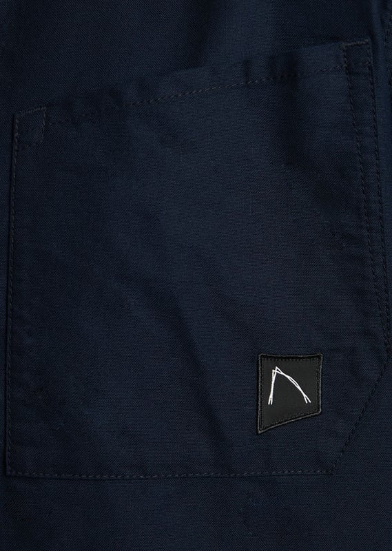 Das Axel Oxford ist ein Regular-Fit-Hemd mit einer schräg platzierten Brusttasche, Knopfverschluss und einer gewebten Struktur. Es bietet ein weiches Tragegefühl, Stretch für zusätzlichen Komfort und charakteristische Back-Cut-and-Sew-Details.