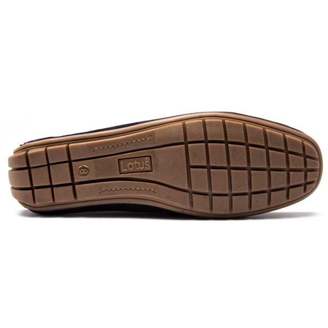 Ponte el mocasín Adison para hombre de Lotus esta temporada para renovarte el verano. Estas zapatillas sin cordones en color azul marino están confeccionadas con gamuza de primera calidad y se completan con un agarre texturizado en el talón para darle un acabado moderno.