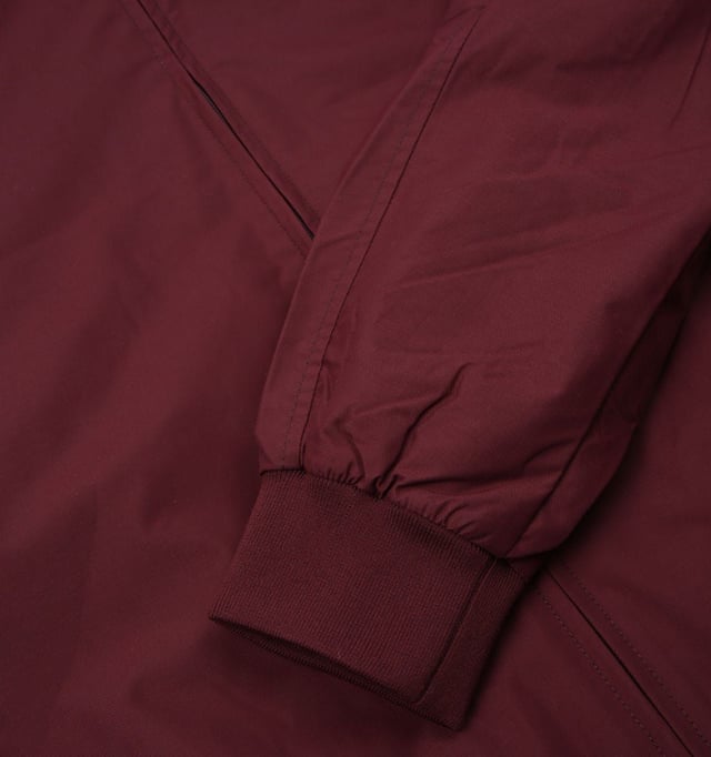 Veste à capuche Fred Perry matelassée Brentham pour homme en rouge  Fred Perry offre un style actualisé et intemporel et la veste à capuche matelassée Brentham ne fait pas exception. Alliant style sportif et élégance, cette veste de sport est fabriquée en sergé de nylon pur avec un rembourrage léger pour plus de chaleur. Capuche à cordon de serrage réglable, fermeture zippée à double sens, poches passepoilées sur le devant, poignets côtelés et ourlet avec double liseré contrastant. Finition avec l'emblématique couronne de laurier Fred Perry brodée sur la poitrine, lui donnant un look immédiatement reconnaissable.-Coupe Regular-Twill de nylon pur-Rembourrage léger-Capuche à cordon de serrage réglable-Fermeture éclair bidirectionnelle-Poches avant passepoilées-Poignets et ourlet côtelés-Détails à double liseré-Logo Fred Perry