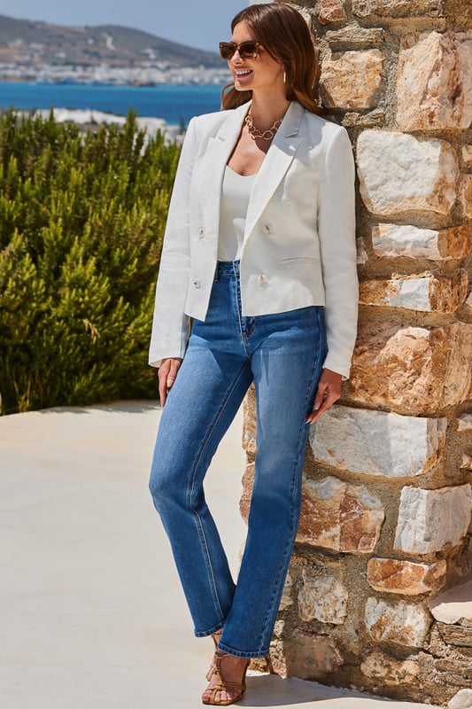 Found: the perfect summer layer
Crafted from a luxe lightweight linen blend
Classic double-breasted fit
White goes with everything
Cut to pair perfectly with jeans or midi skirts
Create a chic suit with white linen trousers