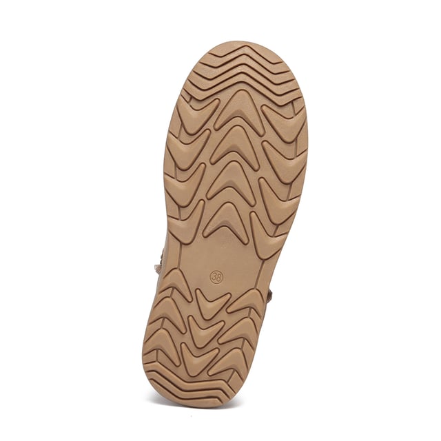 EVER AU Women Rosella Outdoor Boots - Chestnut Whether you're running errands, going on a winter hike, or enjoying a snow day outside, these Rosella Outdoor Boots are the perfect companions. Don't let winter weather stop you from living life to the fullest!
Description:
Cow Suede Upper
Warm Sheepskin Wool Lining
Soft Sheepskin Wool Insole
TPR Sole
Technologies:
Water & Stain Resistance Upper
Slip Resistance Outsole