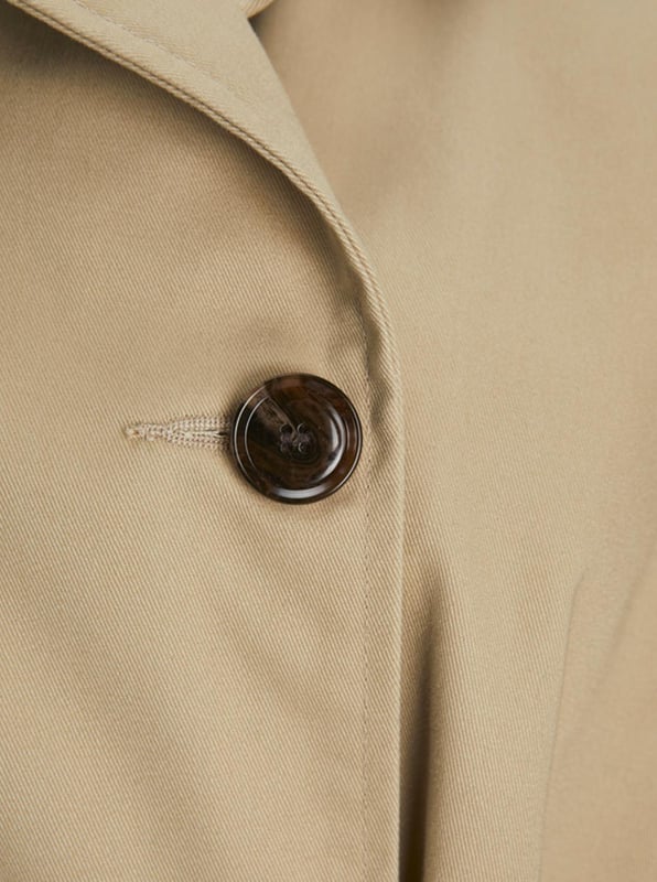 Jacke von TeeShoppen
Schöne und stilvolle Jacke von TeeShoppen. Mit dieser schönen Jacke von TeeShoppen können Sie nichts falsch machen.

 
Dies ist eine Jacke in khaki. Es ist eine perfekte Ergänzung zu Ihrem Outfit und Kleiderschrank.

 
 Welche Größe hat die Jacke?  
Die Jacke kann in folgenden Größen gewählt werden: XS, S, M, L, und XL.

 
Die Größen sind für Frauen angepasst.

 
 Über TeeShoppen
Preis und Qualität müssen nicht immer dasselbe sein, und das wollen wir mit unseren Produkten von TeeShoppen unterstreichen. Das Ziel unseres Sortiments ist es, Ihnen die Möglichkeit zu geben, Ihre Garderobe mit einfacher und moderner Kleidung zu ergänzen. Aber auch wenn die Kleidung einfach ist, haben wir keine Kompromisse bei der Qualität oder dem Design gemacht. Die Kleidungsstücke sind aus luxuriösen Materialien gefertigt, die sich angenehm tragen lassen und sich für jede Gelegenheit stylen lassen. Möchten Sie einen zeitlosen Anbieter von Mode für Männer und Frauen? Dann sind Sie bei TeeShoppen an der richtigen Adresse. Wir sind Spezialisten für den Verkauf von Basiskleidung. Sie zahlen nicht für teure Marken und Kosten, sondern nur für Qualität und Service. Wir erweitern ständig unser Sortiment, so dass Sie bei uns immer die neueste Mode kaufen können.