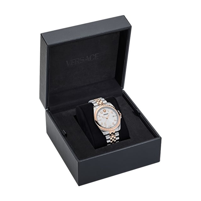 Dit Versace Heren horloge beschikt over een Quartz binnenwerk. De kast (41 mm mm) is vervaardigd uit RVS (Multi) en heeft een Saffierglas. De band is Goudkleurig RVS. Dit horloge uit de Versace Anteo reeks is een mooi en tijdloos geschenk. Verras jezelf of iemand anders met dit cadeau. Bovendien geniet u hierbij van 2 jaar garantie tegen alle fabricagefouten.