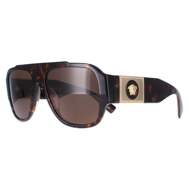 De Versace VE4436U 108/73 havana donkerbruine zonnebril is een stijlvolle pilotenstijl gemaakt van lichtgewicht acetaat. Het logo van Versace is in de poten verwerkt voor de authenticiteit van het merk.