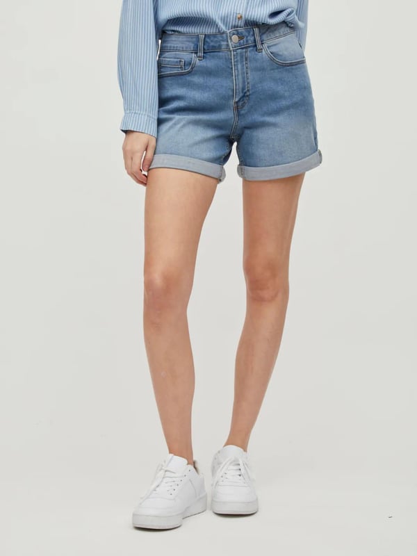 A must-have for every summer wardrobe: denim shorts with adjustable roll-up hems made from cotton with a cool washed finish.
Fit: Classic, Sizing: As expected