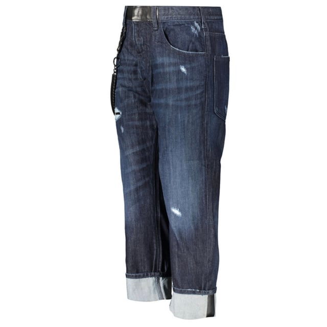 Vaqueros Armani Jeans Comfort Fit en color azul oscuro. Armani Jeans 6Y6J09 6D3KZ 1500. Denim 100% Algodón. Ajuste cómodo, pierna recta. Bragueta de botones, cierre de broche, detalles de cuero. Detalle del llavero Armani