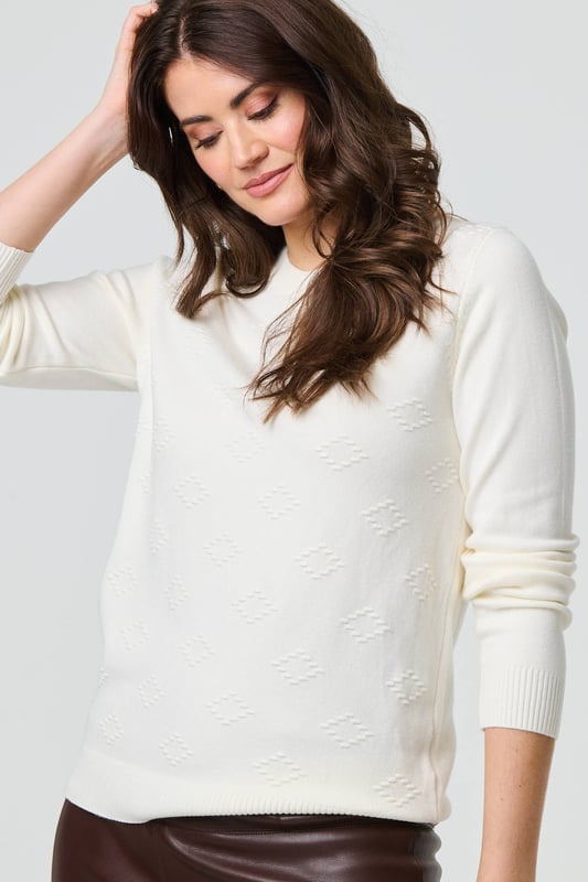Get a classic look in this slim jumper. It has an embroidered texture on the front, long sleeves and a flattering hip length hem. For an effortless professional outfit, pair with a midi skirt or fitted trousers. This top is also made from a breathable viscose blend.