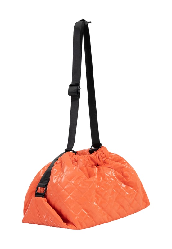 Met de myMo ATHLSR sporttas wordt naar de sportschool gaan iets relaxter. Het zachte, glanzende materiaal met fijne ruitstiksels getuigt van veel trendbewustzijn en biedt voldoende ruimte voor yogabroeken, shirts etc. De grote ritssluiting aan de voorzijde is ideaal voor snelle bediening, de zachte binnenvoering wordt veilig beschermd met een magneetsluiting en trekkoord. Een logoplaat en een rubberen hanger met logorits maken het casual ontwerp compleet. Met zijn perfecte formaat is deze tas een geweldige metgezel, zowel tijdens het sporten als op reis. Afmetingen: 45 cm x 27 cm x 20 cm (BxHxD)  Sporttas