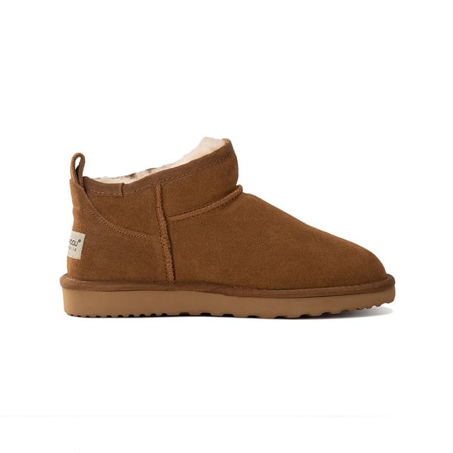 Aus Wooli Australia Mini botas clásicas de piel de oveja Airlie Minibota de moda para estar a la última de las últimas tendencias. Forro de lana suave de piel de oveja australiana genuina de primera calidad. Parte superior de gamuza de cuero completo - Resistencia al agua.Plantilla única totalmente moldeada con soporte, plantilla totalmente forrada de piel de oveja, extremadamente cómoda. Procesado de origen sostenible y respetuoso con el medio ambiente. Suela exterior de goma con mezcla de EVA de alta densidad, que la hace más ligera, suave y duradera. Doble costura y talón reforzado. La piel de oveja respira permitiendo que los pies se mantengan calientes en invierno y frescos en verano.