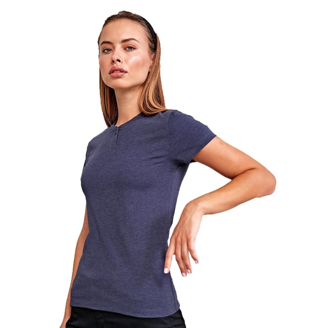 60% Cotton, 40% Recycled Polyester. Fabric: Soft Touch. Design: Plain. Neckline: Buttoned. Fit: Modern. Sleeve-Type: Short-Sleeved. 1 Button Placket, Branded Collar, Easy-Care, Twin Needle Stitching. 160gsm. Sustainability: Sustainable Materials.