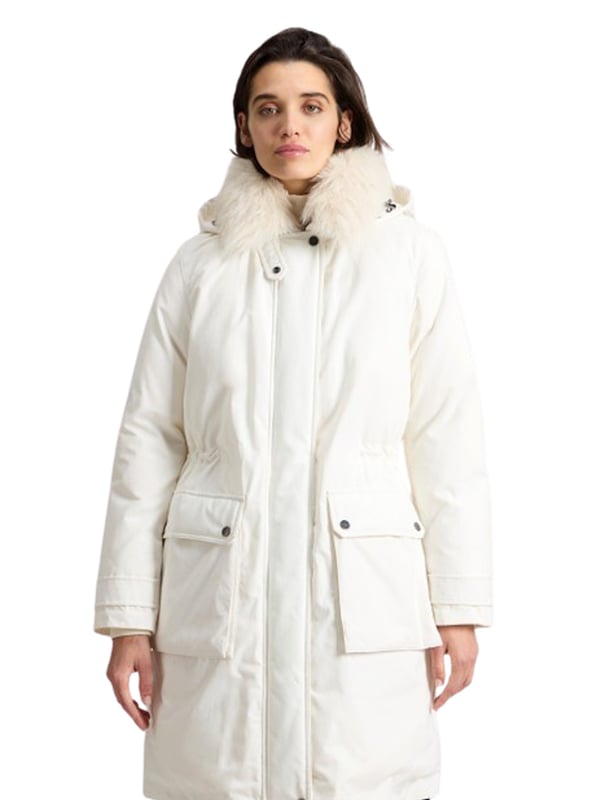 Dieser Damen-Parka vereint stilvolles Design mit funktionalen Details für die kalte Jahreszeit. Die normale Passform und der Taillentunnelzug betonen Ihre Figur und sorgen für eine individuelle Passform. Die abnehmbare Kapuze mit Tunnelzug bietet vielseitigen Schutz vor Wind und Wetter. Ein Zwei-Wege-Reißverschluss mit Windschutzleiste und Druckknopfverschluss garantiert zuverlässigen Schutz vor Kälte. Der Kragen mit abnehmbarem Echtfellbesatz lässt sich dank einer Lasche und Druckknopf zum Stehkragen hochklappen, was zusätzliche Wärme bietet. Praktische Pattentaschen mit Druckknöpfen und Innentaschen mit Logoverschluss bieten ausreichend Platz für Ihre Essentials. Gerippte Innenbündchen und verstellbare Manschetten mit Lasche und Druckknöpfen halten die Kälte effektiv draußen. Das warm gefütterte, wasser- und windbeständige Material sorgt für optimalen Tragekomfort auch bei widrigen Wetterbedingungen. Hergestellt aus hochwertigen Materialien, begleitet dieser Parka Sie stilvoll und komfortabel durch den Winter. Ein unverzichtbares Kleidungsstück, das Funktionalität und Eleganz perfekt verbindet.
