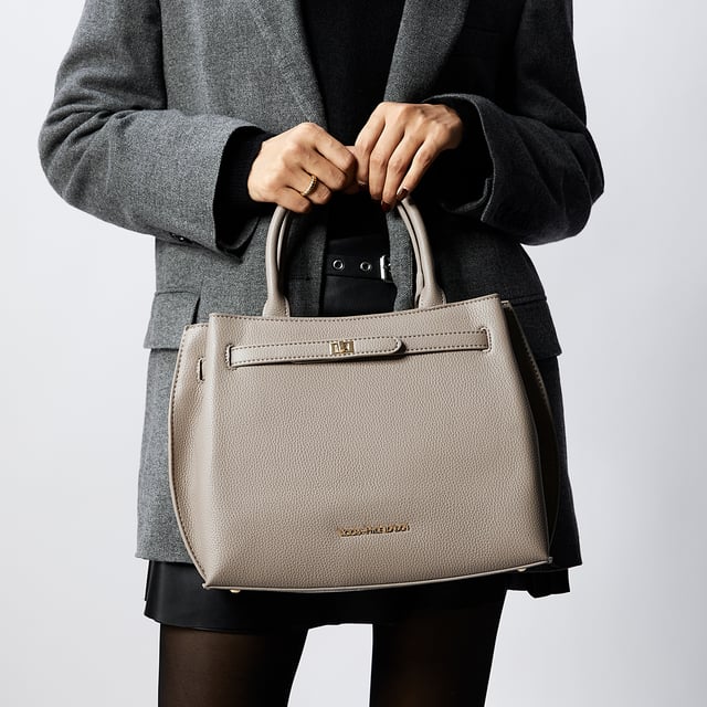 Elegant, klassisch und stilvoll - diese Eigenschaften sind in der Lambeth Handtasche in Orange von Victoria Hyde London vereint. Die goldenen Details harmonieren wunderbar mit dem Orange der Tasche. Das strukturierte PU-Leder enthält keine tierischen Bestandteile, steht aber in Sachen Optik und Qualität echtem Leder in nichts nach. Die Handtasche kann in der Hand oder, dank des verstellbaren und abnehmbaren Schulterriemens, über der Schulter oder als Crossbody Bag getragen werden. Eine schöne, königliche Handtasche, die jedem Alltags- und Abendlook zusätzliche Eleganz verleiht.

Die Handtasche ist auch in Schwarz und im Leopardenmuster erhältlich.

Abmessungen: 30cm x 24cm x 13cm
Material： PU-Leder (vegan) und Shantung-Seide