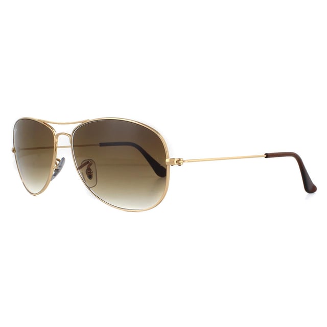 Ray-Ban Zonnebril Cockpit 3362 001/51 Goudbruin Gradiënt 59 mm zijn een kleinere en meer discrete interpretatie van de Aviator 3025. De Ray-Ban Cockpit is een geavanceerd ontwerp dat de meeste gezichtsvormen complimenteert en een dun draad metalen frame en een kleinere scheurvormige vorm heeft lenzen dan de 3025. Siliconen-tempelpunten bieden comfort verstelbare neuskussens bieden een aangepaste pasvorm voor het hele daggebruik.