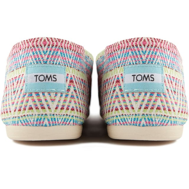 Devuelve la primavera a tu paso con las zapatillas de lona TOMS Alpargata que cuentan con una parte superior de lona estampada de colores. refuerzo elástico y construcción liviana con plantilla de espuma Ortholite y duradera. suela cómoda. Este icónico zapato sin cordones es lo último en calzado informal. haciendo que sea fácil ir fácil. feliz y casual sin esfuerzo.