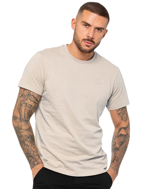 Enzo Herren T-Shirt mit Regulärer Passform. Enzo Gesticktes Logo auf der Vorderseite. Rundhalsausschnitt, Kurze Ärmel. 50% Baumwolle, 50% Elasthan. Maschinenwaschbar (Bitte Etiketten Beachten). Ideal für das Fitnessstudio, Freizeitkleidung
