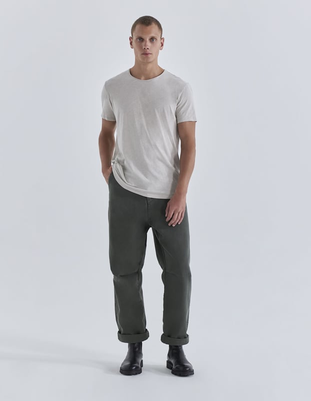 This cropped trousers has an elastic waist, zip and buttons fastening and pockets.