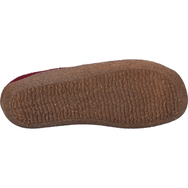 Descubra el mundo de las comodidades hogareñas con Vinny 01, la zapatilla en burdeos-combi de JOSEF SEIBEL, que combina tradición y diseño moderno. Este zapato de mujer, fabricado en el probado estilo Strobel, ofrece una combinación única de empeine y entresuela exterior que impresiona por su estabilidad y durabilidad. Con su parte superior de fieltro y la innovadora combinación de suela de TR y corcho, Vinny 01 es sinónimo de sostenibilidad y resistencia al deslizamiento. La suela beige se integra armoniosamente en el conjunto y realza el cálido color rojo. Gracias a la plantilla textil extraíble, esta zapatilla no sólo ofrece la posibilidad de utilizar su propia plantilla ortopédica, sino también un nivel inigualable de comodidad y flexibilidad. Ideal para las actividades de ocio en casa, Vinny 01 le invita a disfrutar de momentos de relax. Ya sea leyendo un libro o disfrutando de una velada acogedora con la familia, este zapato es el compañero perfecto para las mujeres que valoran la calidad y el bienestar. Como parte de la colección Relax, conocida por su ajuste garantizado y su calidad de primera clase, Vinny 01 representa la filosofía de JOSEF SEIBEL de moda lenta en lugar de moda rápida. Experimente la diferencia con un zapato que no sólo impresiona por su especial método de fabricación, sino también por su atractivo diseño y funcionalidad.