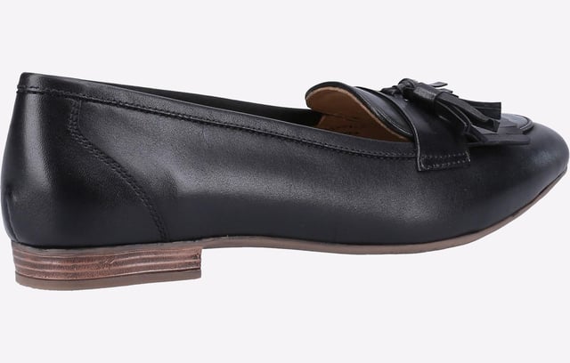 De Marissa kwastjesloafer is de ultieme toevoeging aan je kantoor garderobe deze zomer. Het slimme ontwerp heeft een kwastje en franje detail op de wreef, samen met een comfortabele inlegzool waardoor je voeten zich de hele dag door comfortabel voelen.