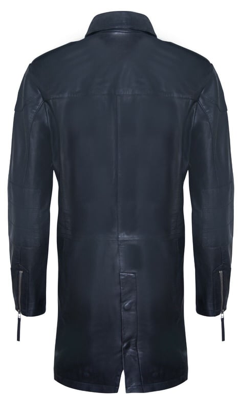 Inspiriert vom klassischen Trenchcoat-Design ist dieses Kleidungsstück wunderschön aus weichstem Nappaleder gefertigt und bietet eine alternative Variante zu einem ikonischen Stil. Geknöpfte Schulterklappen verkörpern das Militärdesign und eine Brusttasche mit Reißverschluss sowie zwei Taschen mit Druckknopfverschluss sorgen für mehr Funktionalität und Komfort. Auf der Rückseite der Jacke befindet sich ein zentraler Schlitz, der für eine individuellere Passform sorgt. Diese Jacke ist ein kraftvoller und zeitloser Klassiker, der über Jahre hinweg ein fester Bestandteil Ihrer Garderobe sein wird.