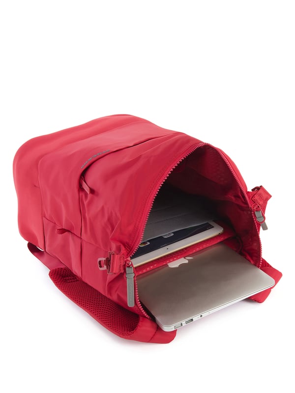 Mochila unisex. El cierre es con cremallera. Hay dos bolsillos internos abiertos. Los bolsillos exteriores son uno frontal con cremallera y dos laterales abiertos. Falta la correa para el hombro. El mango está fabricado en nailon. Hay un compartimento interno. El material exterior es 100% nailon. Internamente es poliéster. Medidas: 36x28,5x13 cm. Producto de moda