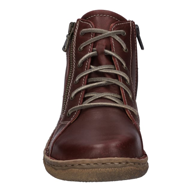 Entdecke die Fusion von Nachhaltigkeit und Eleganz mit der Stiefelette Neele 51 von JOSEF SEIBEL, gefertigt in der charakterstarken Farbe bordo. Dieses Damenschuhmodell repräsentiert die Liebe zum Detail und die Wertschätzung für handwerkliche Kunst. Das Obermaterial aus feinstem Nappa-Rindsleder und die Innensohle, die bei Bedarf durch ein orthopädisches Fußbett ersetzt werden kann, bieten unvergleichlichen Tragekomfort und machen den Schuh zu einem idealen Begleiter für vielfältige Freizeitaktivitäten. Ob beim Spazieren im Park, beim Stadtbummel oder bei anderen Outdoor-Aktivitäten, die TR-Sohle garantiert durch ihre Rutschfestigkeit und lange Haltbarkeit stets einen sicheren Auftritt. Die Reißverschlussfunktion sorgt für ein müheloses An- und Ausziehen, während die traditionelle Handnaht, ein Zeugnis echter deutscher Industriekultur, die Qualität und Liebe zum Handwerk unterstreicht. Die Produktlinie Spirit of Nature verbindet Style und Wohlgefühl mit einem charakterstarken Design und betont dabei die Wichtigkeit von Slow Fashion - fernab von kurzlebigen Trends. Mit der Stiefelette Neele 51 erwirbst du nicht nur einen Schuh, sondern ein Stück Kultur und Handwerkskunst.