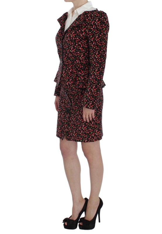 Precioso a estrenar con etiquetas.
  Traje de 2 piezas: chaqueta blazer y falda lapiz por encima de la rodilla.
  Negro con detalles florales multicolores.
  Fabricado en Italia.
  Cierre de boton.
  Totalmente forrado.
  Material: 63% poliester 32% rayon 5.
